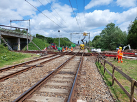 903177 Afbeelding van de werkzaamheden voor de verwijdering van de spoorkruising te Blauwkapel bij Utrecht, met op de ...
